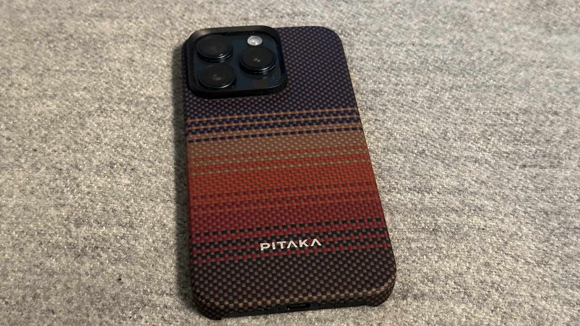 iPhone 15 Pro: Auch unserer Redaktionsgerät freut sich auf Visual Intelligence Pitaka MagEZ Case 5