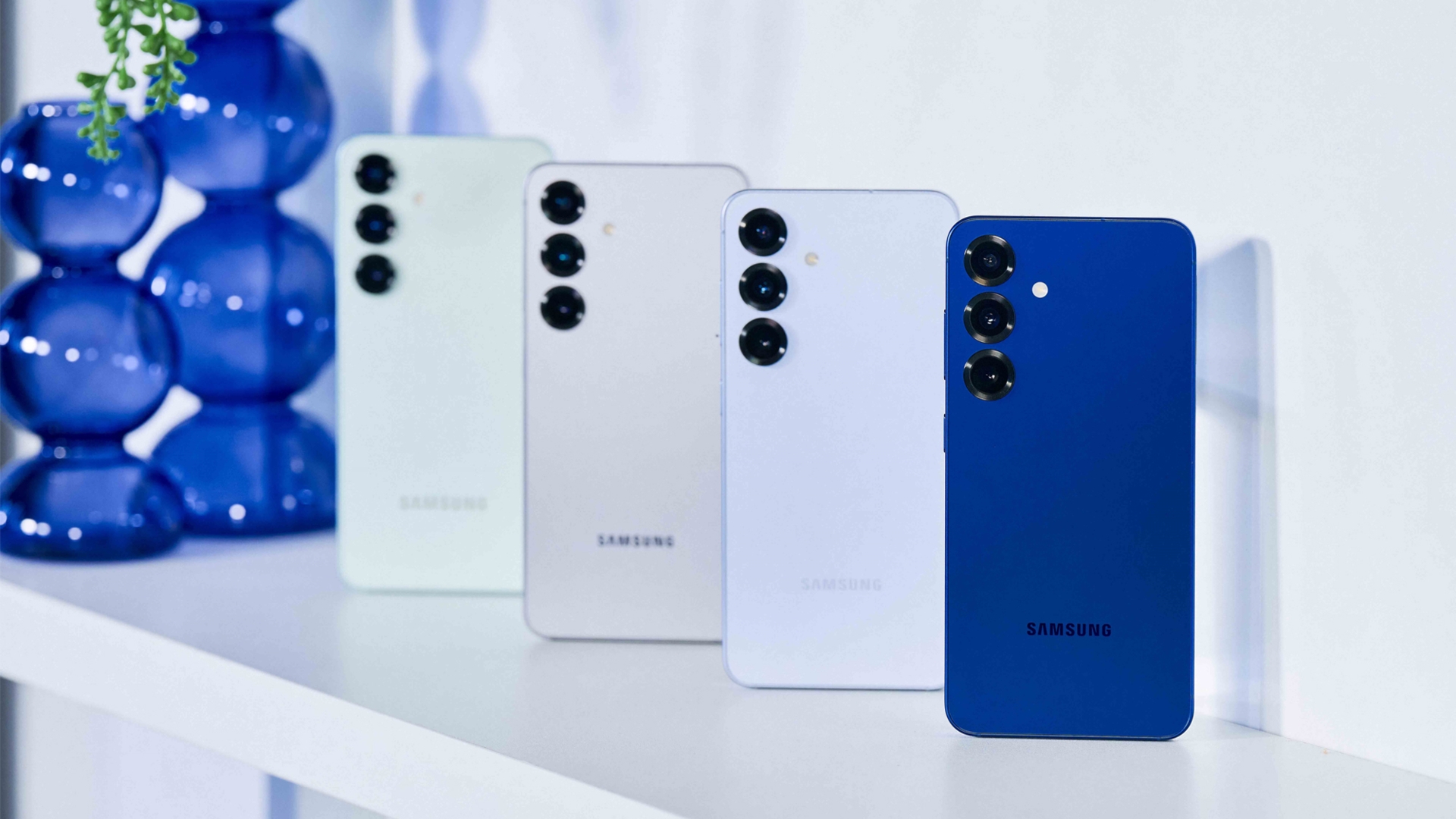 Das Galaxy S25 (Bild) ist ein echtes Premium-Handy. Und aktuell bekommt ihr es inkl. Tablet. Das Galaxy S25 in den vier Standardfarben