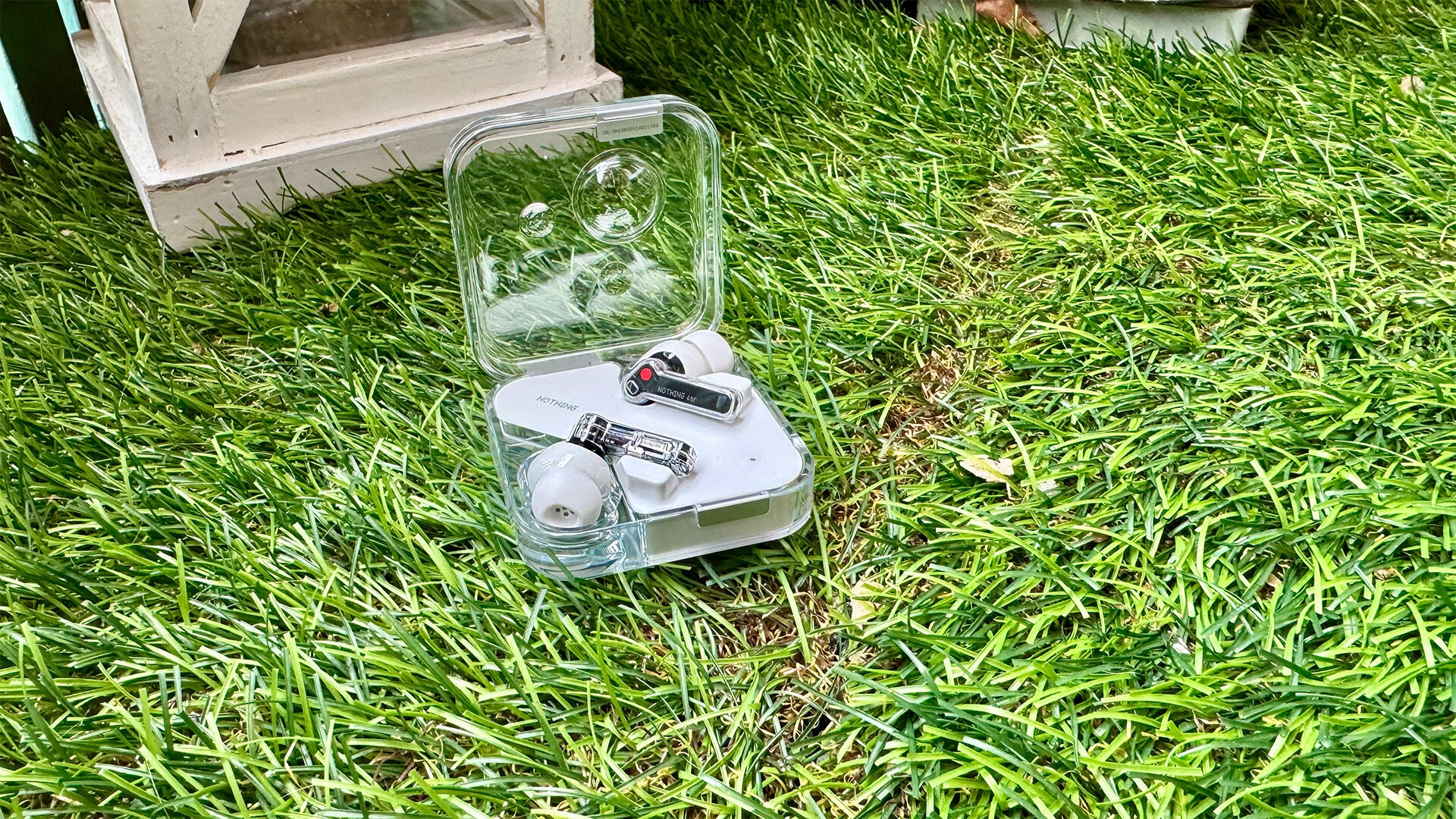 Die Nothing Ear müssen sich im Test beweisen. Und treffen auf einen harten Kritiker. Nothing Ear mit Case