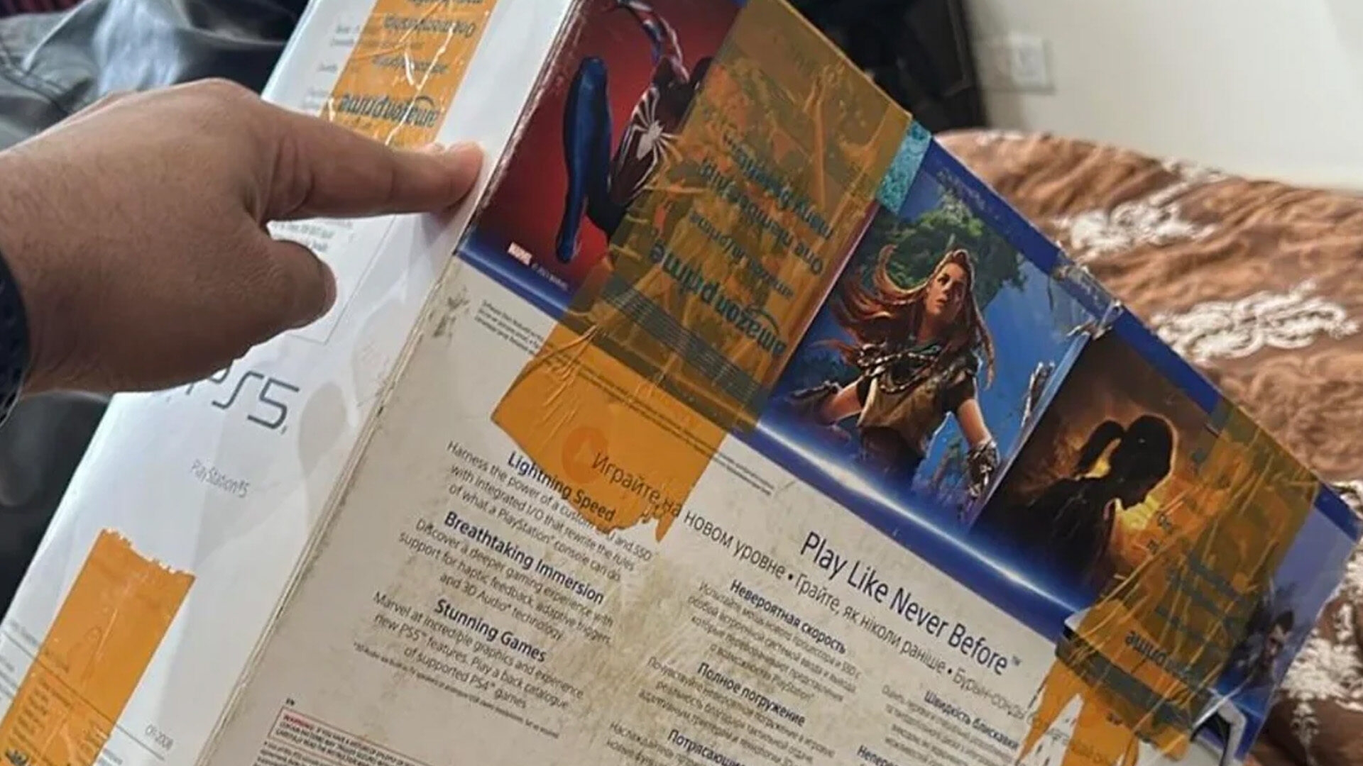 Verdächtig: Dieses Paket hat der Reddit-Nutzer erhalten. Wirklich neu wirkt der PS5-Karton nicht. Amazon Indien PS5 Betrug