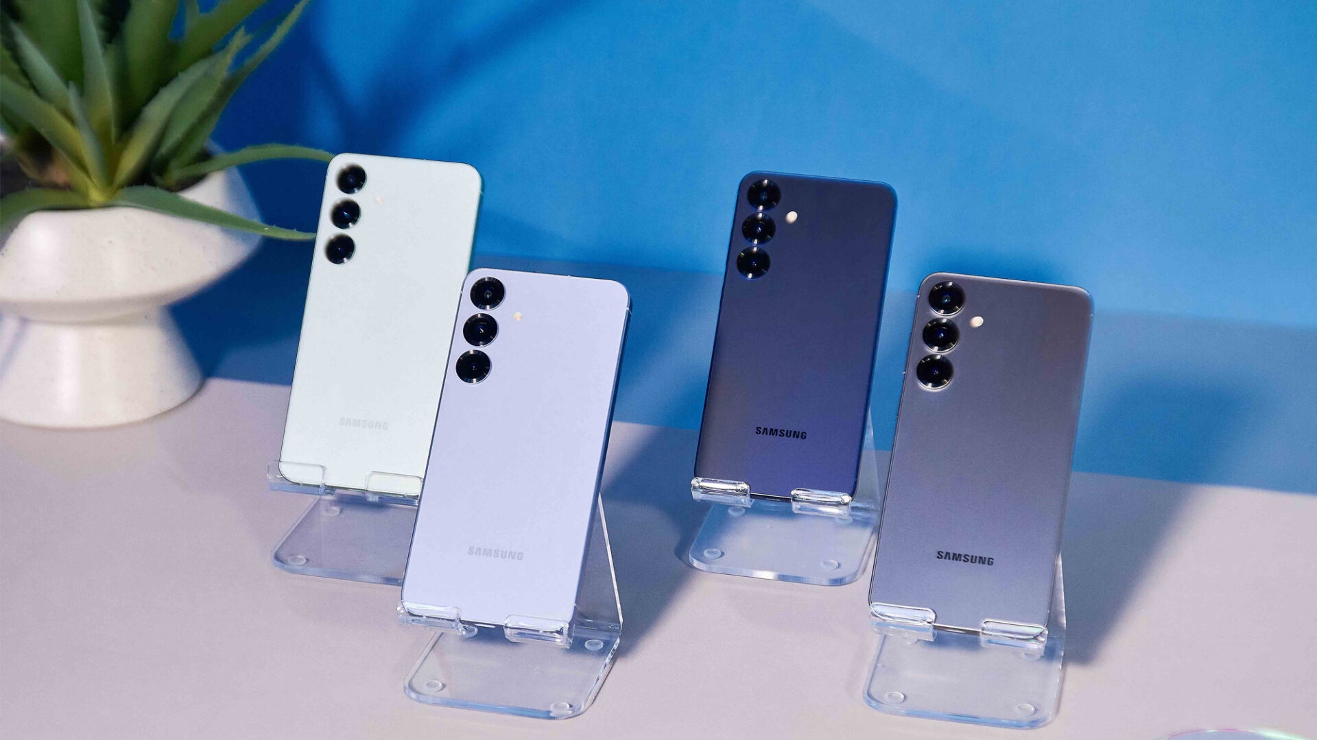 Das Galaxy S25 Plus in den vier Standardfarben