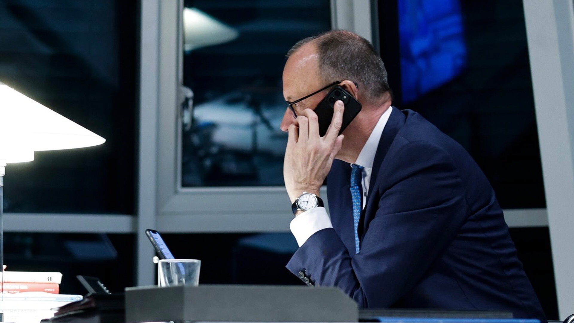 Friedrich Merz am Handy