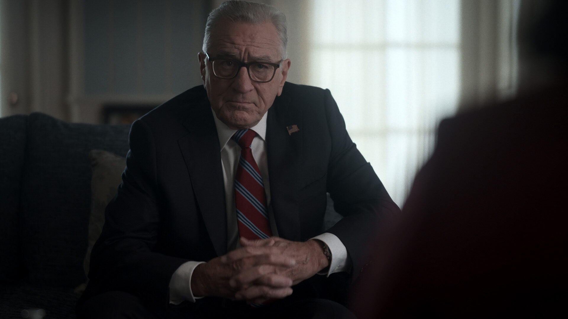 In Zero Day bekommt es Robert De Niro mit einer gefährlichen Verschwörung (und Waffe) zu tun. Wird es eine zweite Staffel geben? Zero Day Robert De Niro