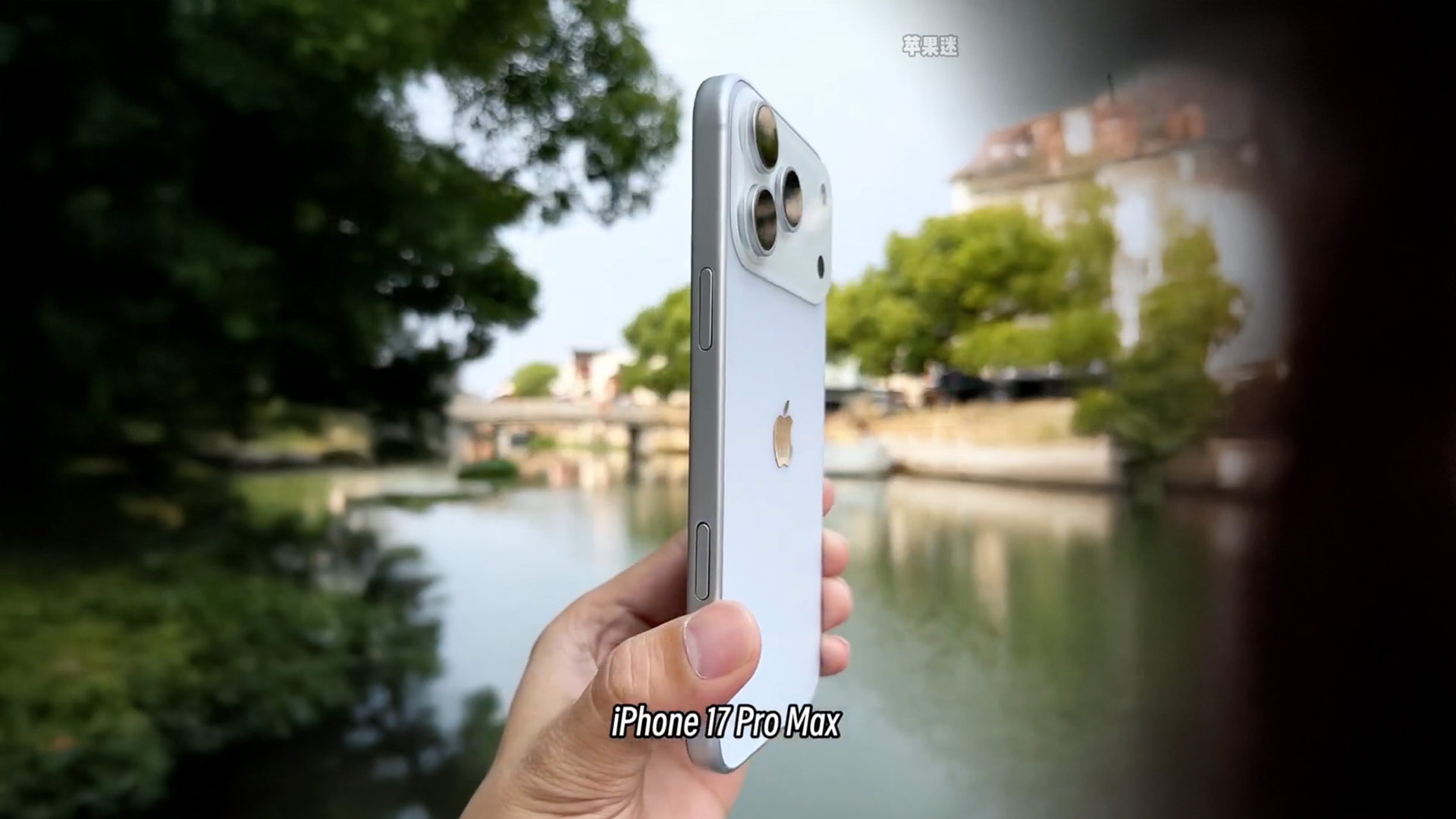 So könnte das iPhone 17 Pro Max aussehen. Auf dem Bild haben wir es aber offensichtlich mit einem Mockup/Nachbau zu tun. Etwa zu erkennen am Apple-Logo, das wie aufgeklebt wirkt. Das iPhone 17 Pro Max in Himmelblau