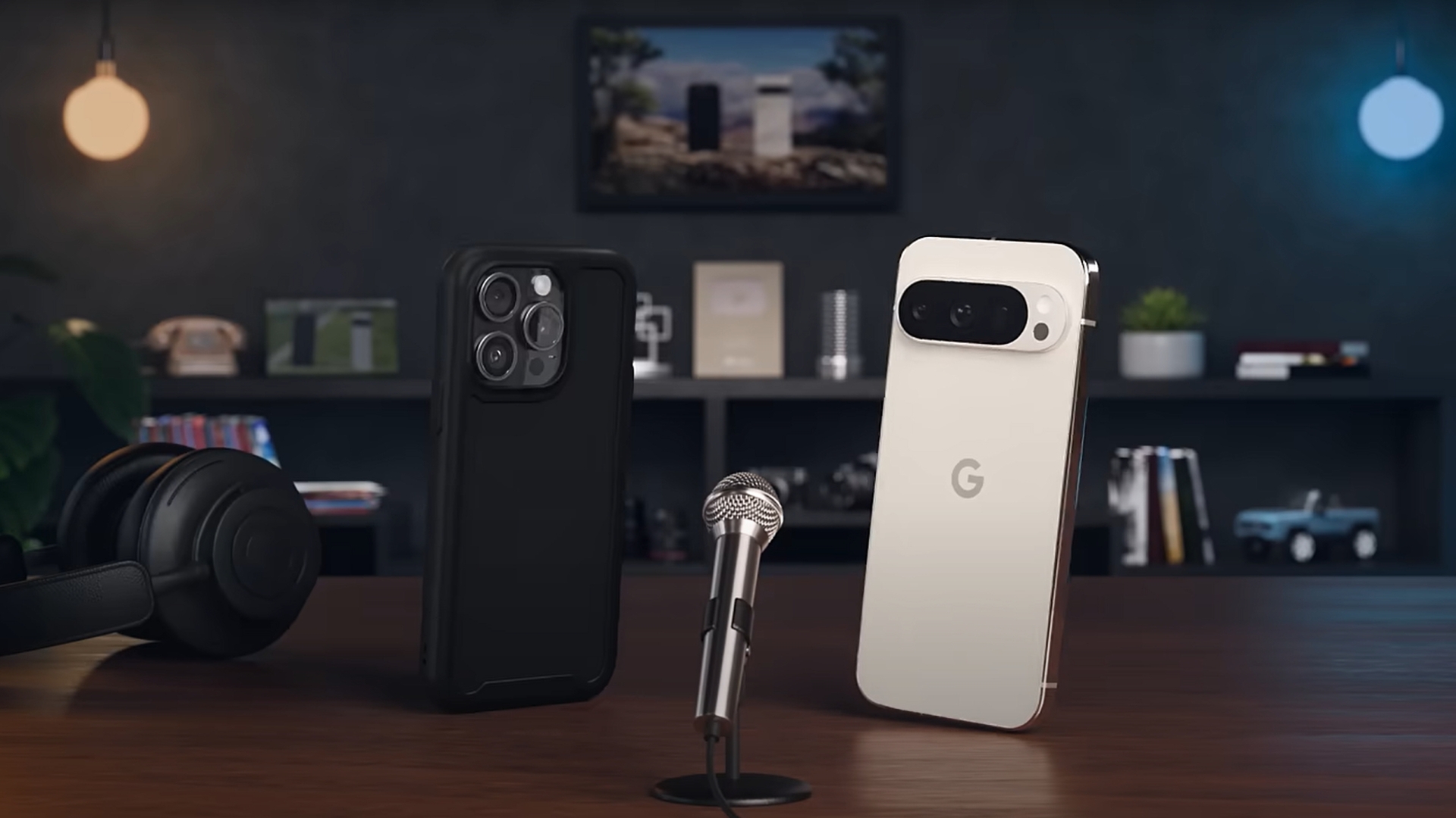 iPhone und Pixel-Smartphone vor einem Mikrofon
