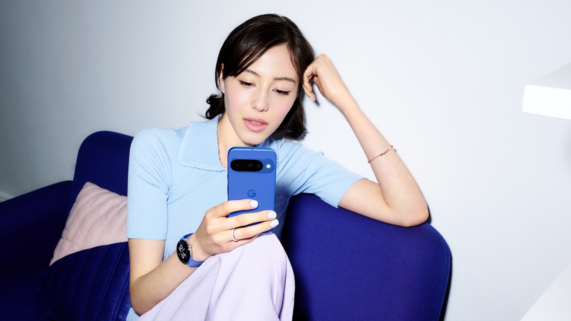 Das Pixel 10 ist ein KI-Spezialist Frau mit Google Pixel 10