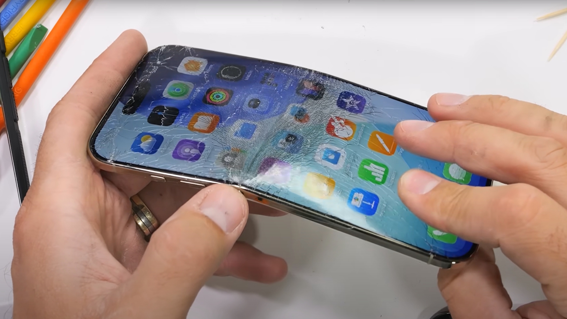 Das iPhone Air im Biegetest