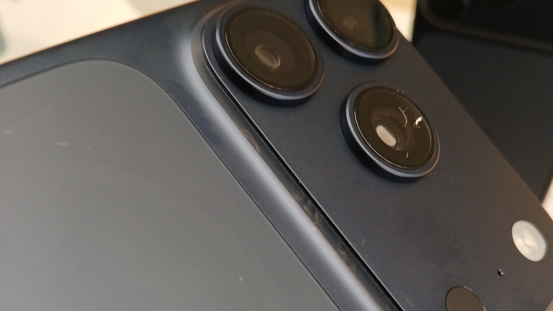 Kratzer am blauen iPhone 17 Pro