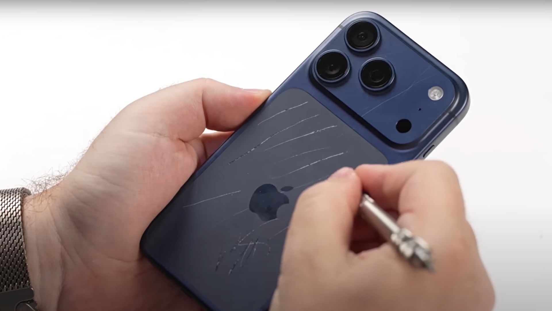 iPhone 17 Pro in Tiefblau verkratzt