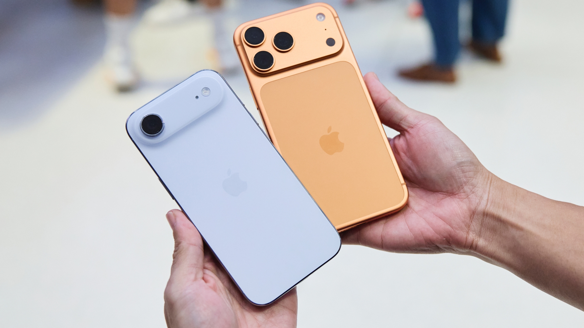 Apple iPhone 17 Pro und iPhone Air in der Hand