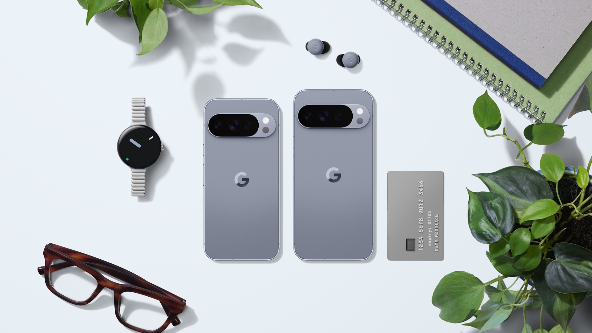Das Pixel 10 Pro XL (r.) neben dem kleinen Pro-Modell