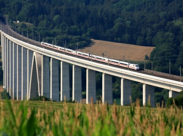 Zwei ICE 2 auf der Fulda-Talbrücke