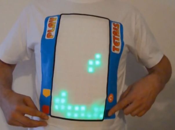 Als Träger des Tetris-T-Shirts ist das Spielen im Spiegel nicht ganz einfach