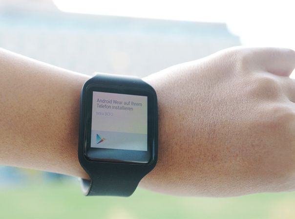 Die Sony Smartwatch 3 läuft mit Android Wear.