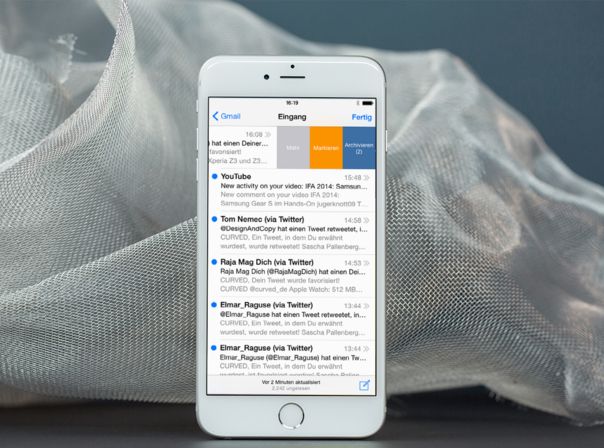 In Mail erscheinen neue Auswahl-Optionen, wenn Ihr die Nachrichten zur Seite zieht. In Mail erscheinen neue Auswahl-Optionen, wenn Ihr die Nachrichten zur Seite zieht.