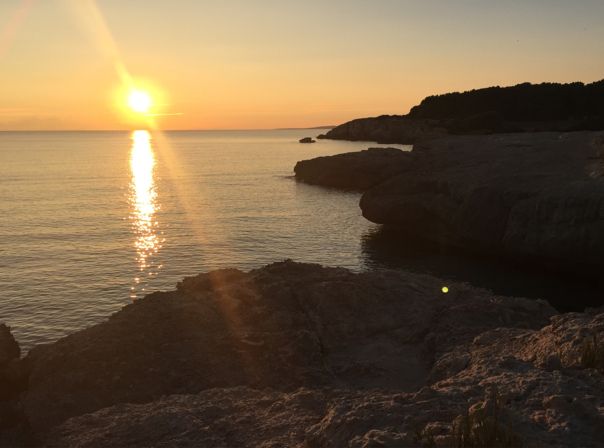 Trotz schwieriger Lichtverhältnisse noch viele Details erkennbar: Sonnenuntergang in einer der vielen Buchten von Menorca - aufgenommen mit dem iPhone 6