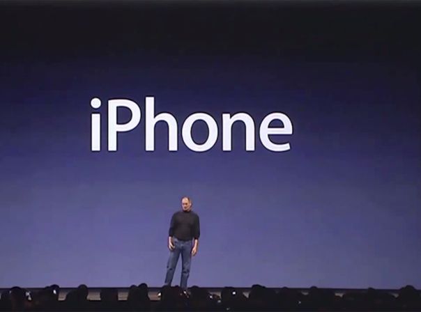 Nokia stand damals an der Spitze des Handymarktes. Als Steve Jobs das erste iPhone enthüllte (Bild), endete diese Ära innerhalb weniger Jahre. Erste Apple Keynote 2007