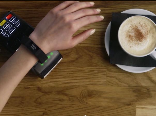 Das Wirecard Smart Band ermöglicht Zahlungen über NFC.