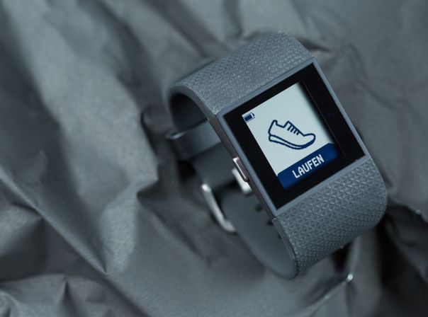 Fitbit Surge: Fitnessuhr mit GPS für den ganzen Tag.