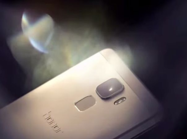 Das Huawei Honor 7 umgibt ein Gehäuse aus Metall