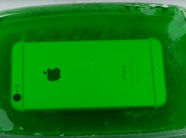 Smartphone-Wackelpudding mit Wassermelonen-Geschmack