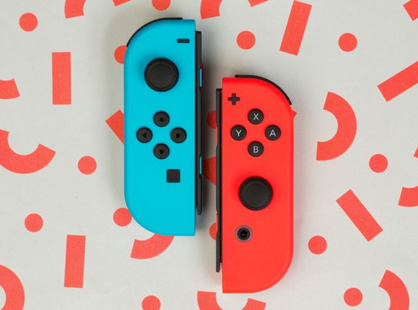 Nintendo Switch Joy-Cons blau und rot