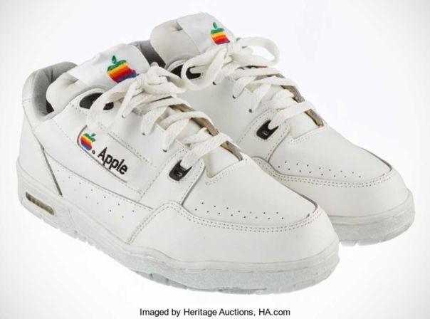 Diese Apple-Sneaker sollen Mitarbeiter in den 90ern erhalten haben