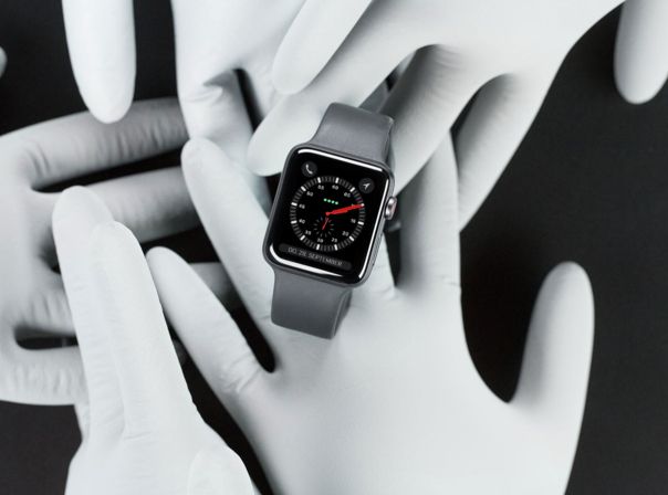 Viele Hände und eine Apple Watch – bei diesem Symbolbild nehmen wir "Touch ID" einmal wörtlich Die Apple Watch Series 3 ist eine Smartwatch, die ohne Handy ebenso funktioniert