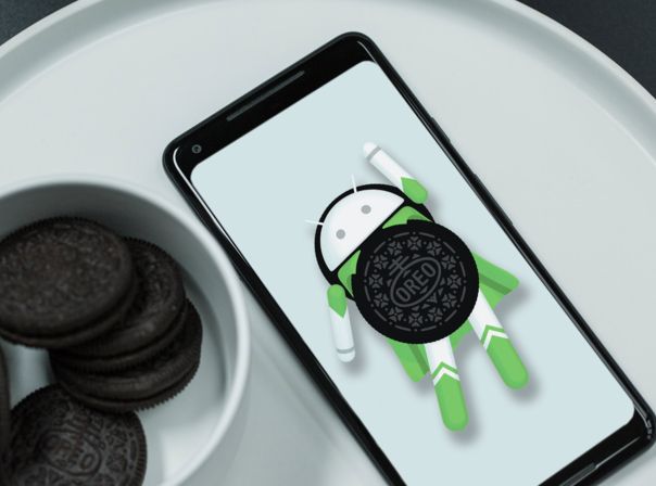 Oreo Pixel Google Google Pixel mit Oreo-Android neben Oreo-Keksen