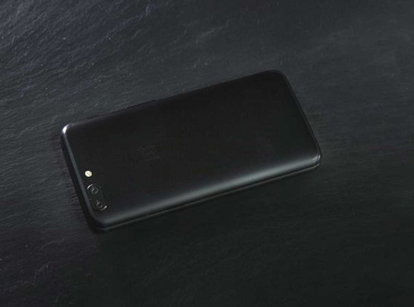 Das OnePlus 5T ist offenbar so groß wie das OnePlus 5