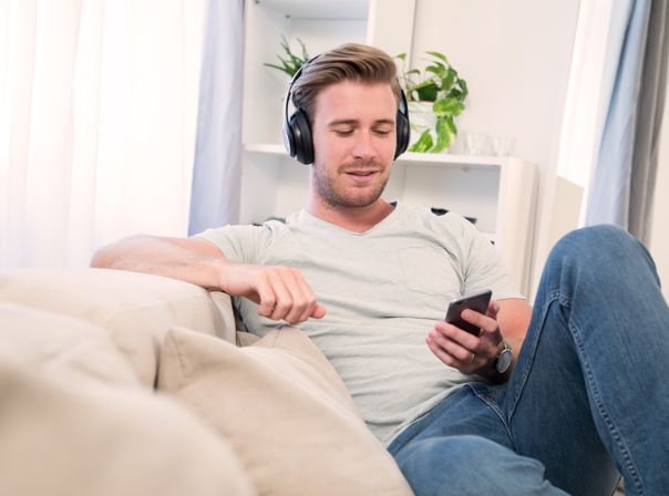 Mann mit Kopfhörer, Bluetooth-Bügelkopfhörer Mann mit Kopfhörer, Bluetooth-Bügelkopfhörer