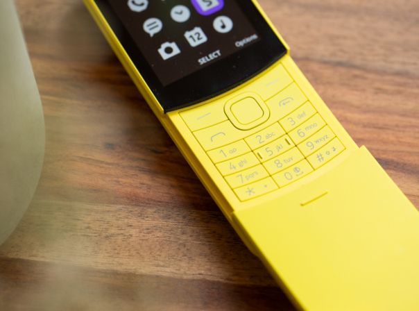 Das Nokia 8110 4G (Bild) ist ein anderes Klassikerhandy, das HMD Global neu aufgelegt hat Nokia 8110 4G