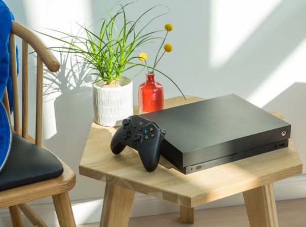 Xbox One X auf Tisch