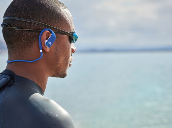 JBL-Endurance-Dive_Blue_Lifestyle-Image_Man JBL-Endurance-Dive_Blue_Lifestyle-Image_Man