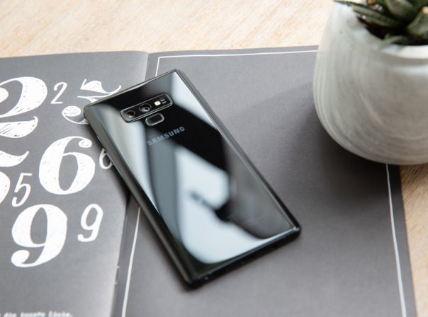 Smartphone Samsung Galaxy Note 9 auf Schreibtisch