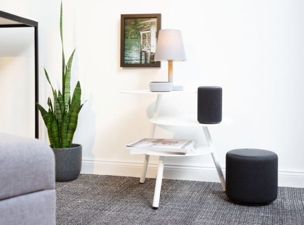 Amazon Echo Sub Subwoofer Amazon Sub auf einem Teppich