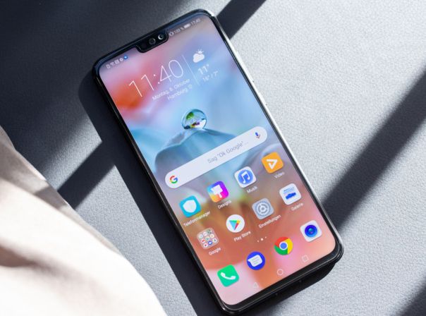 Honor 8x Honor 8X auf einem Stuhl