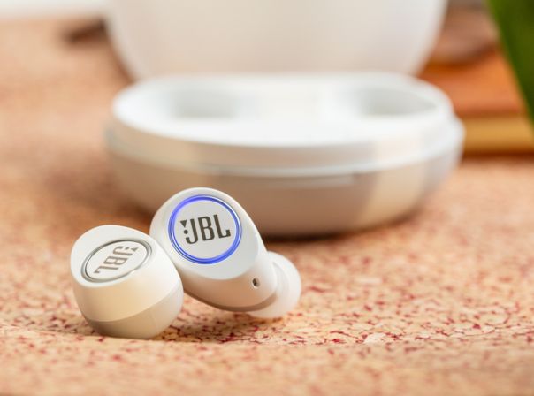 JBL Free Zwei Ohrstecker von einem Kopfhörer.