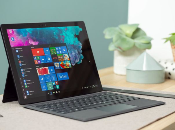 Windows 10 (Bild) gelangt im Oktober 2025 ans Support Ende. Auch auf nicht kompatiblen Geräten könnt ihr aber häufig Windows 11 installieren. Wir verraten, wie. Microsoft Surface Pro 6