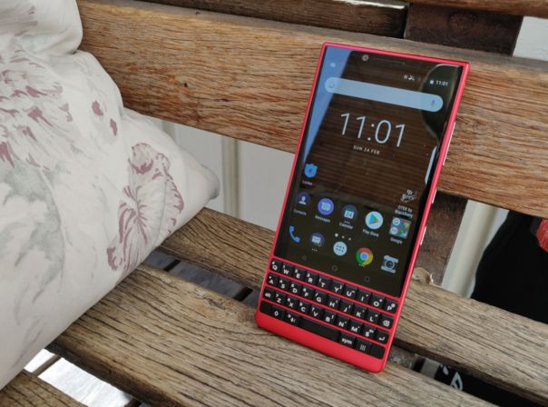 BlackBerry Key2 Red Edition Smartphone auf einer Bank