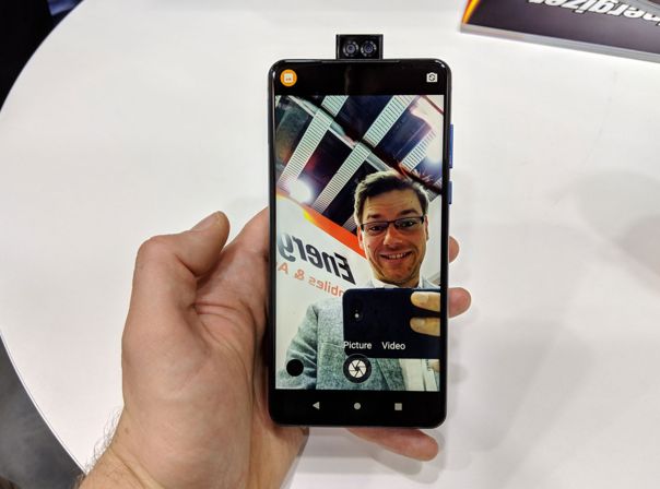 Energizer P18K Pop Hand hält smartphone