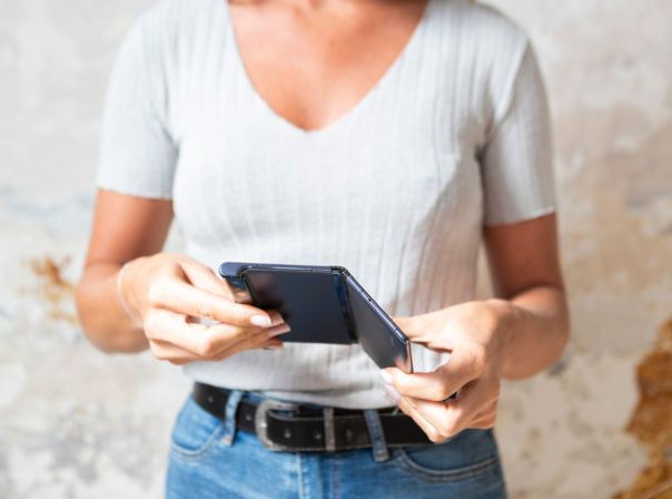 Huawei Mate X Frau hält Falt-Smartphone Huawei Mate X