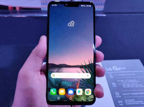 LG-G8-ThinQ-Front-01 Hand hält Smartphone