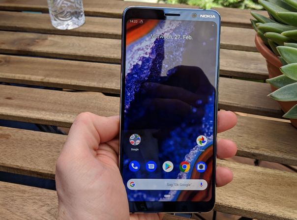 Nokia 9 PureView Hand hält Smartphone