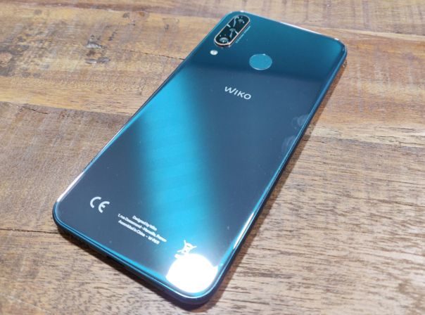 Wiko View 3 Pro, MWC 2019 Triple-Kamera auf Smartphone-Rückseite.