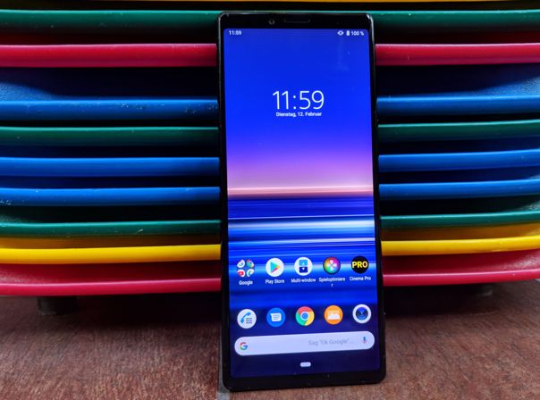 ACHTUNG SPERRFRIST BIS 25.02.2019 bis 8:45Uhr Xperia 1 Ein Smartphone lehnt an einer bunten Wand