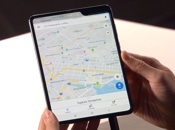 galaxy-fold-5 Faltbares Smartphone Galaxy Fold in Händen