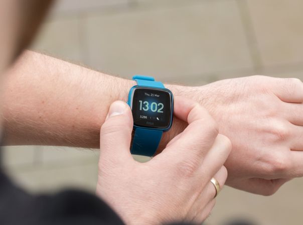 Fitbit Versa Lite Wearable am Handgelenk