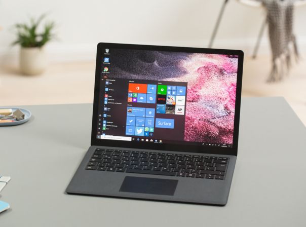 Windows 10 (Bild) ist bald unsicher. Jetzt warnt auch das BSI und empfiehlt den Umstieg. Das sollte bei euch aber keine Panik auslösen.  Microsoft Surface Laptop 2
