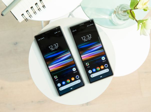 Sony Xperia 10 Plus 10Plus 10+ Zwei Smartphones liegen auf einem Tisch